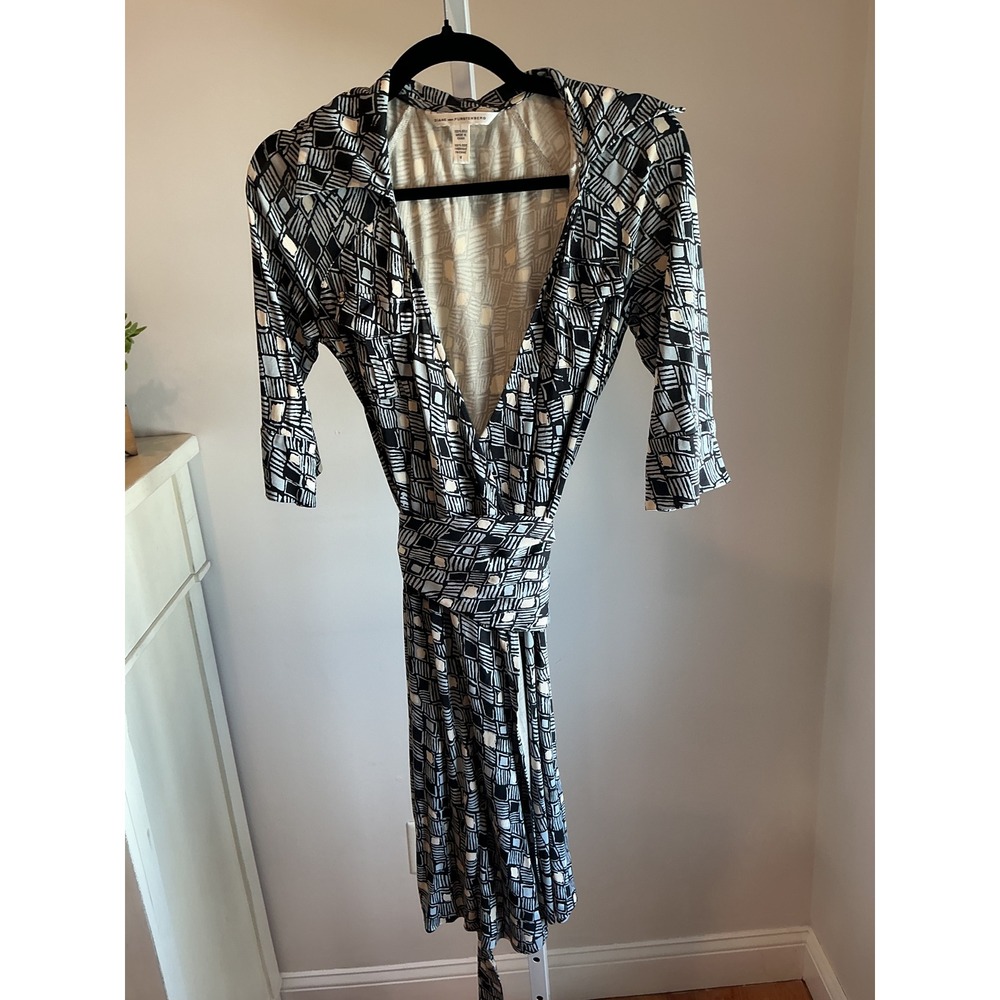 Diane von Furstenberg DVF Silk Wrap Dress Geometric Print Blue Black White 10